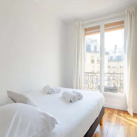 Steps From Montmartre Apartment *
