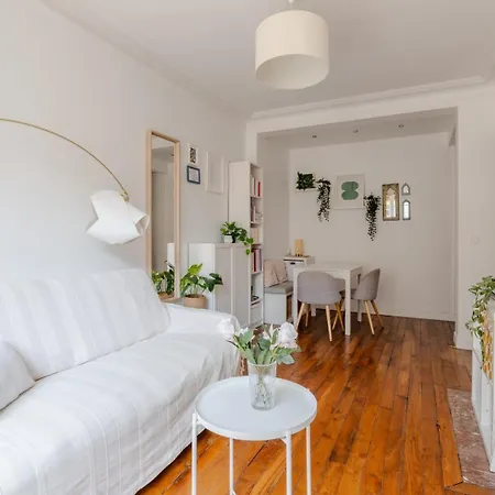 Steps From Montmartre Apartment *