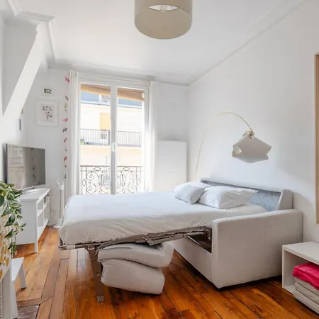Steps From Montmartre Apartment *